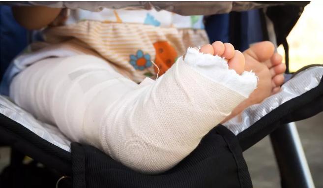 孩子摔下床哭了一声就自己爬起来,孩子从床上摔下来哭了有事吗