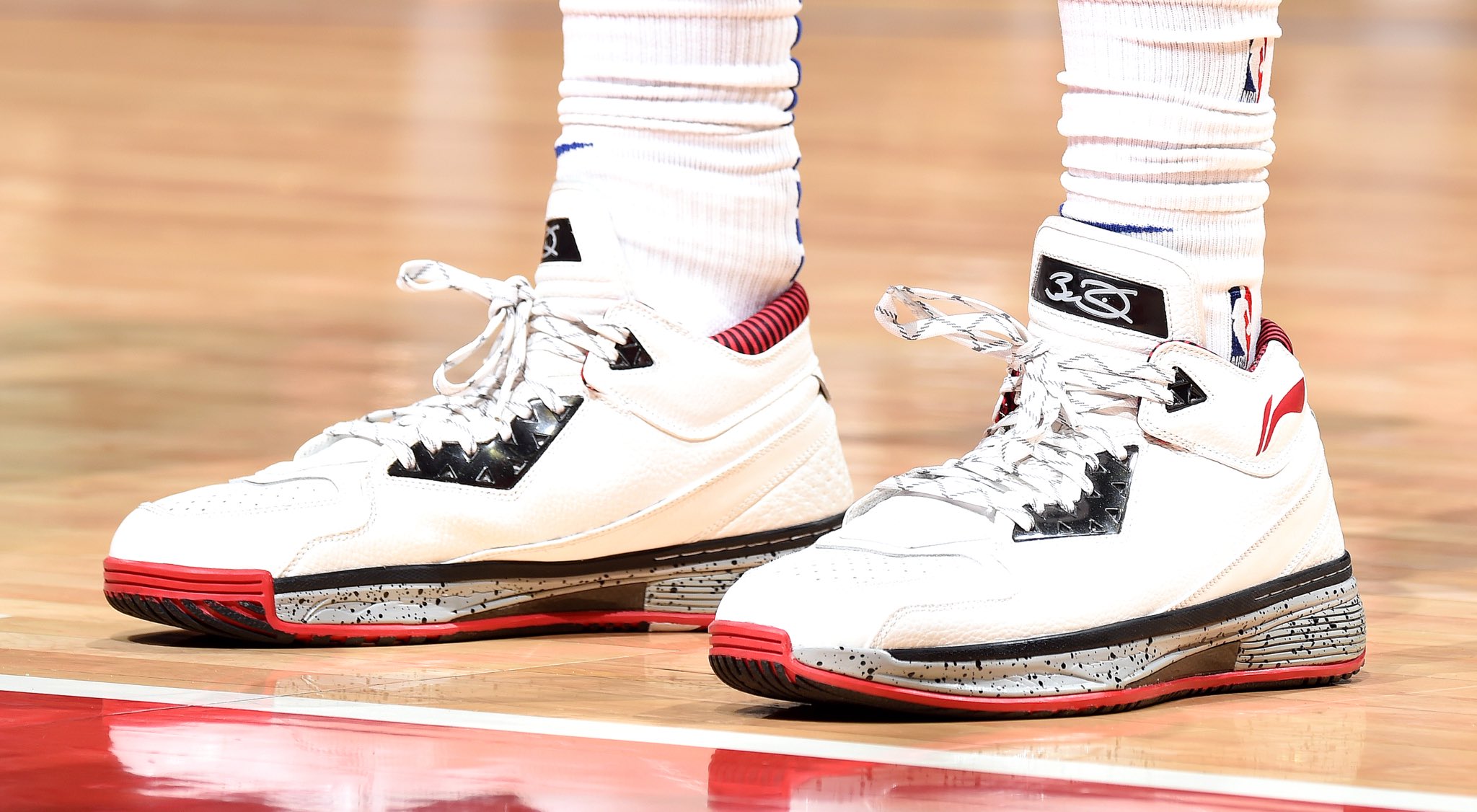 韦德的最新战靴,盘点nba上脚球鞋欧文