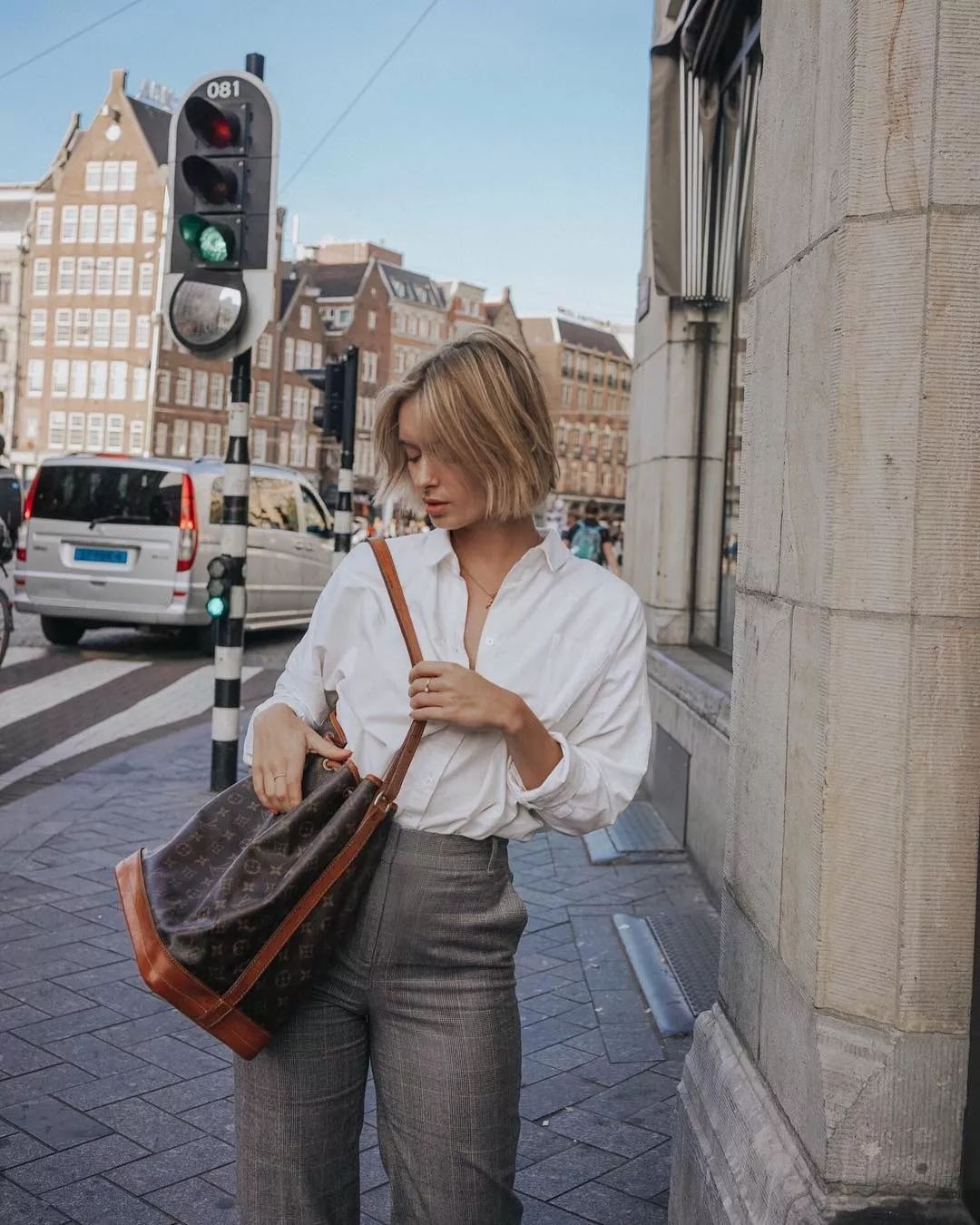 会背奢侈品包包,会背水桶包的人