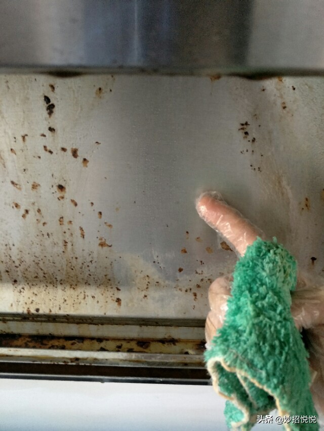 油烟机里清理出来的废油能干啥,油烟机废油不要倒掉帮大忙