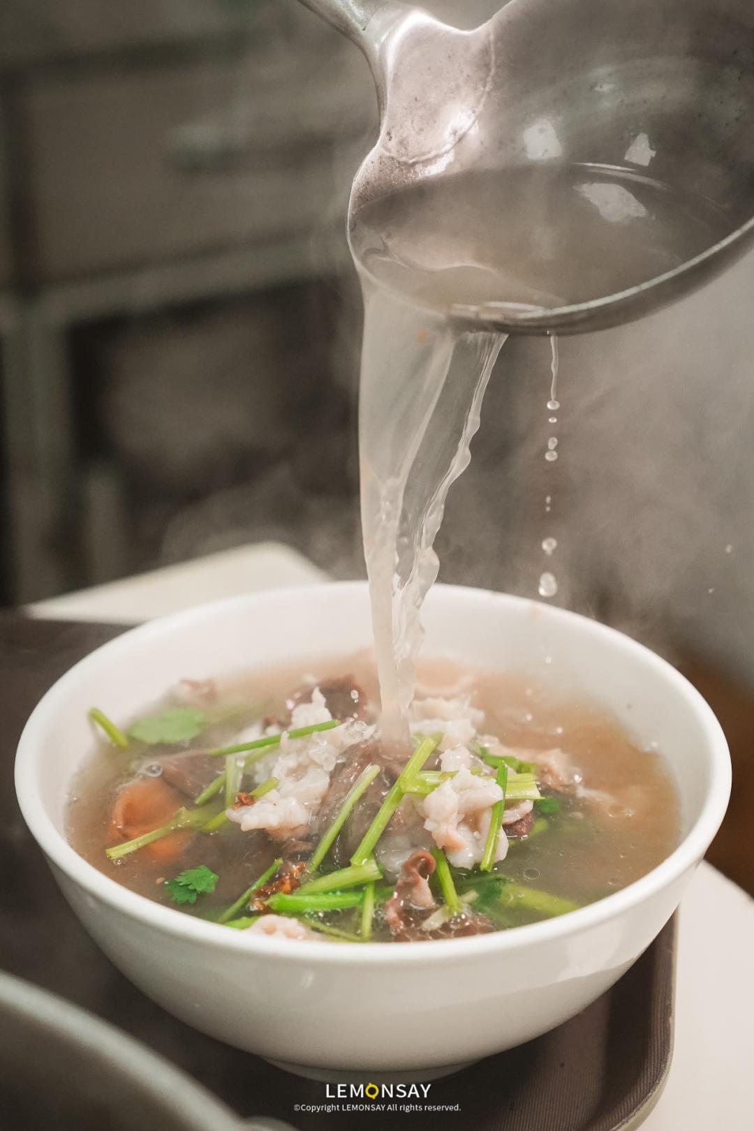 藏在水库的“阿姨街”，人均20块胖成猪