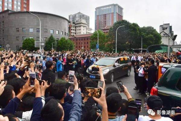 采访悼念袁隆平,长沙市民自发夹道送别袁隆平院士