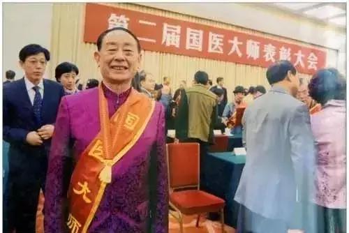 68岁老中医教授皮肤细腻从未长斑,85岁的老中医满头黑发