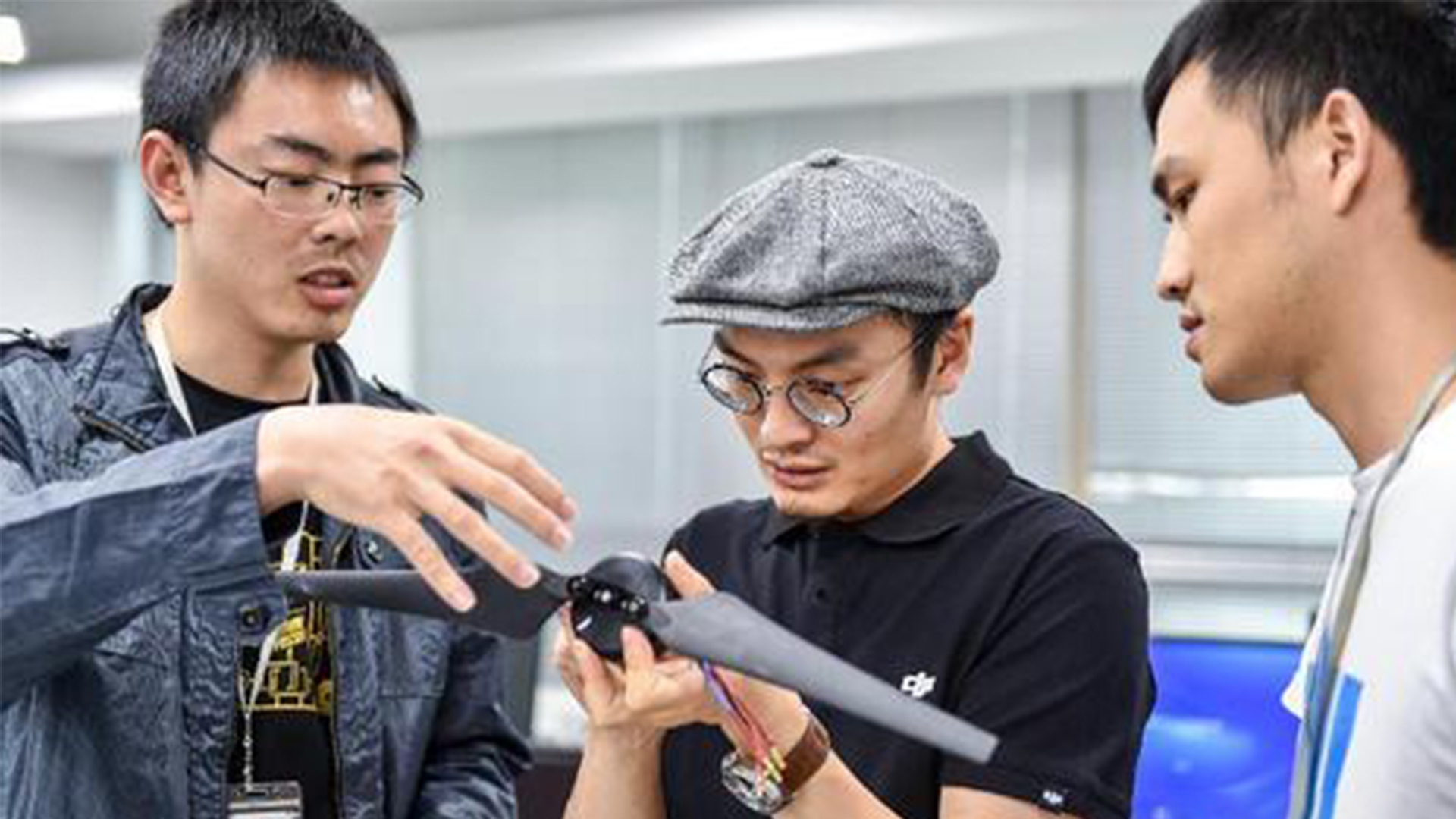 大疆创始人汪滔玩无人机,大疆无人机创始人汪滔本科