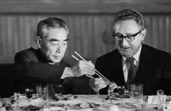 尼克松访华，假装说喜欢烟盒上熊猫图案，周恩来拍板：送两只真的