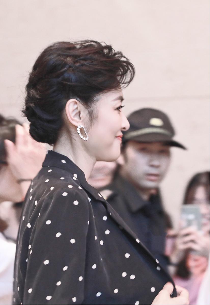 51岁周涛穿蓝色西装粉衬衫,周涛白色西装搭配图片