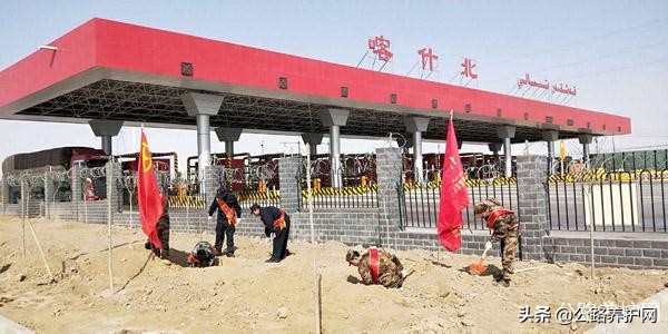 新疆公路防护绿色护栏网,公路养护部门春季养护新闻