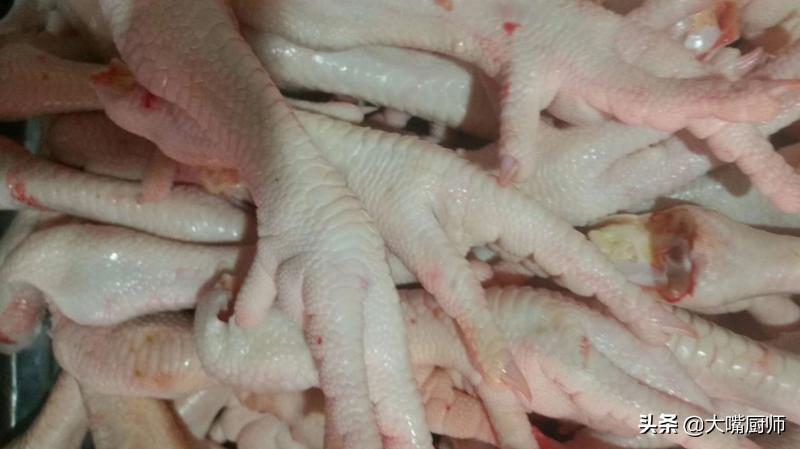 怎么辨别买的鸡是活鸡还是死鸡,买活鸡还是白条鸡好