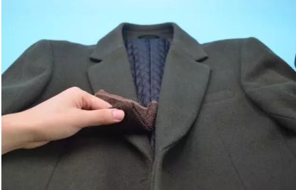 衣服“粘毛”很难看?不用胶带,简单一招,衣服像新的一样干净