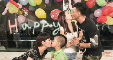 父亲当众舌吻17岁女儿,性别教育比性教育更重要