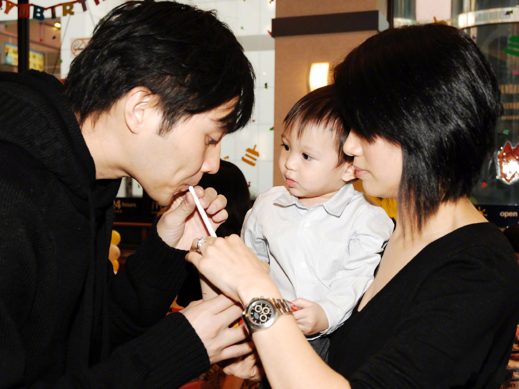 48岁袁咏仪真大胆，穿摩洛哥长裙显气质，意外撞衫baby竟不输？