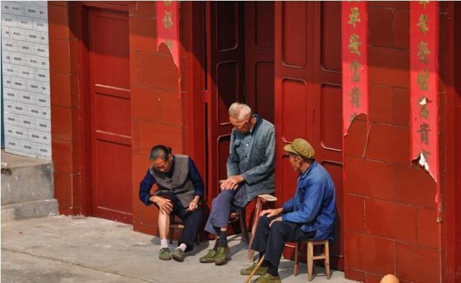 门前有坟屋后有水怎么破,门前坟屋后水的意思