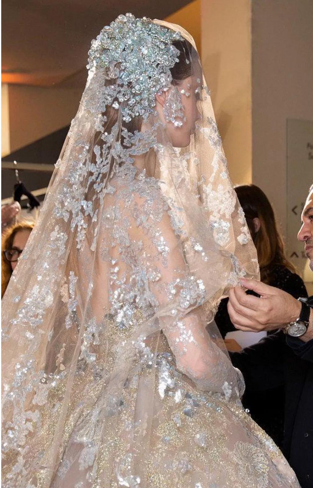 刘亦菲金裙子,刘亦菲穿一袭仙女裙现身活动