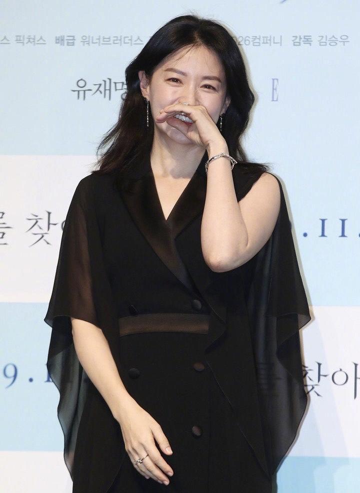 李英爱50岁出镜优雅大方,李英爱穿复古长裙优雅