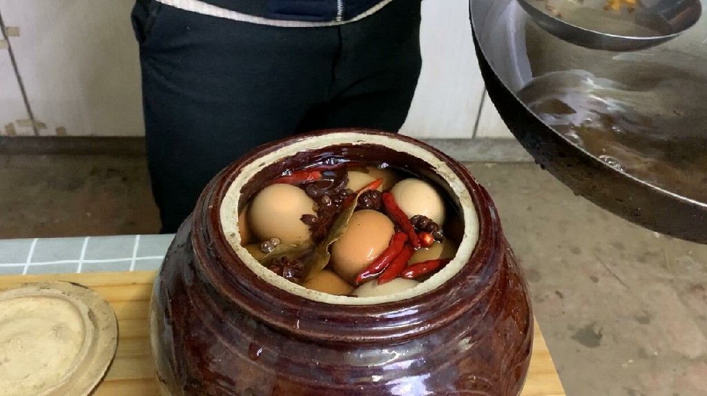 腌鸡蛋只放盐的做法,腌鸡蛋最好吃的方法不放盐