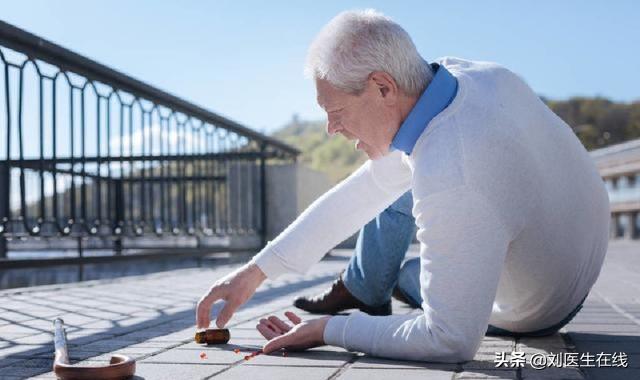 老人腿无力行走需要检查什么,老人如何补叶酸和维生素b12