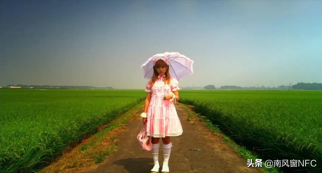 他说她是“小魔女”,我说她是受害者