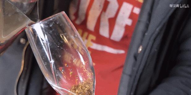 抽烟的弟兄们注意！在部队里偷抽烟，被抓住可太惨了！｜轻武专栏