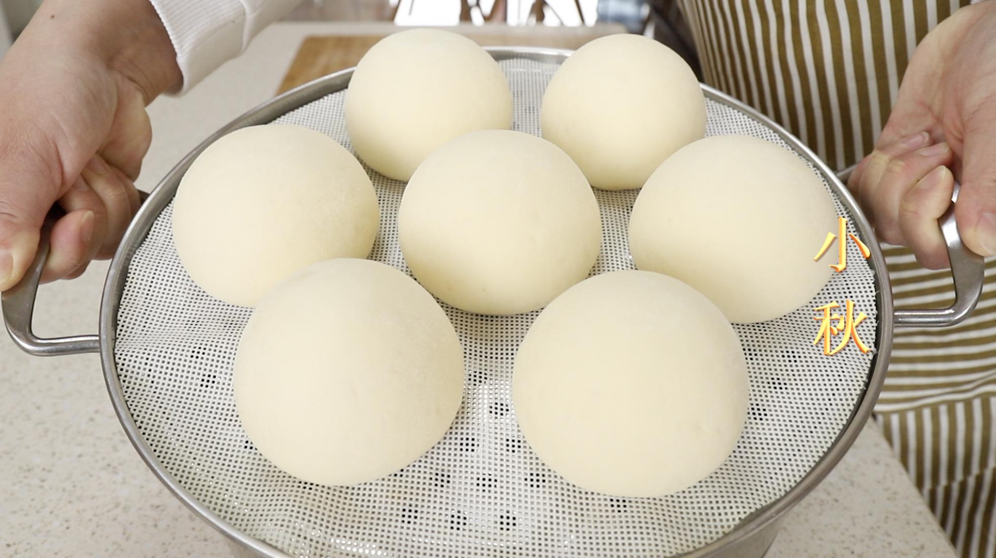 用开水烫面做馒头,是老一辈蒸馒头的方法,不发面个个暄软回甘