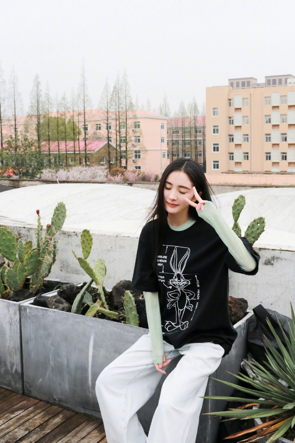 杨幂红丝绒西装机场,杨幂穿红色衣服带绿色耳环