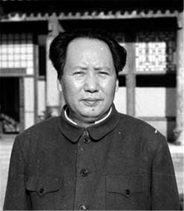 毛主席的旧鞋,鞋匠都不愿意再补:“这鞋都这么破了还补什么?”