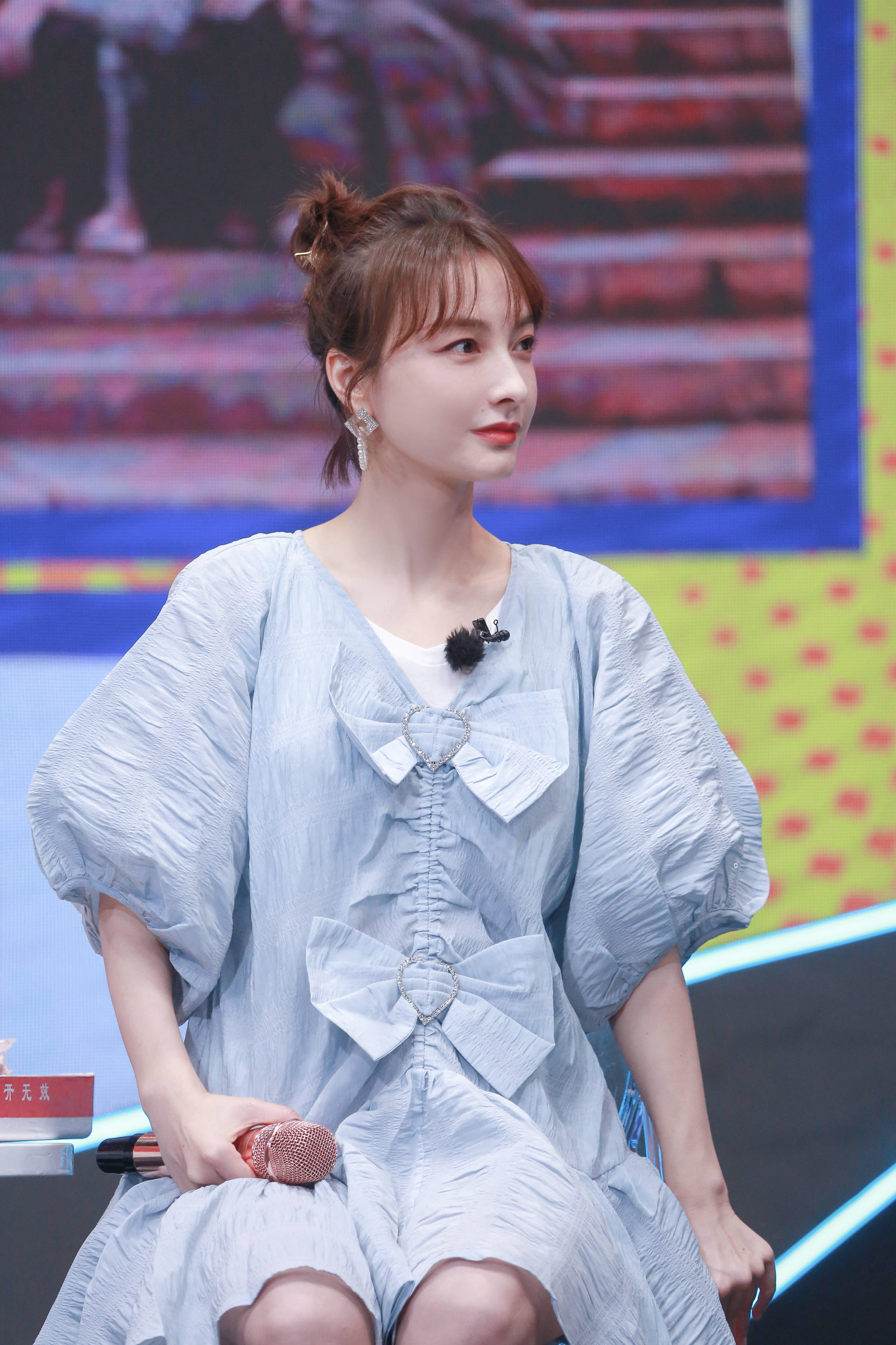 吴昕回应卖短袖视频,一件t恤卖几千块