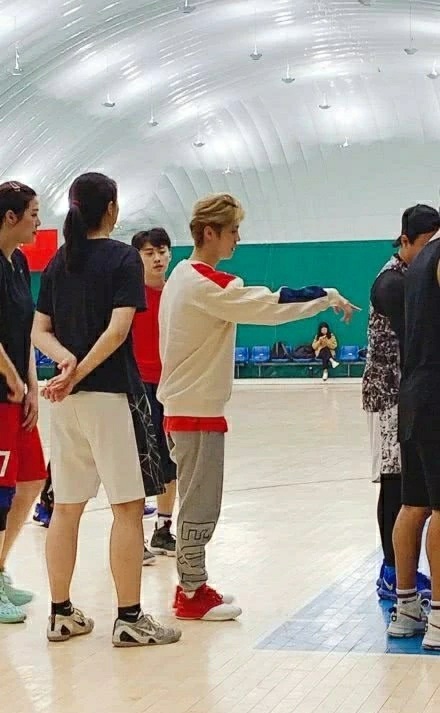 网友偶遇鹿晗邓超撒贝宁打篮球,网友偶遇鹿晗关晓彤打羽毛球