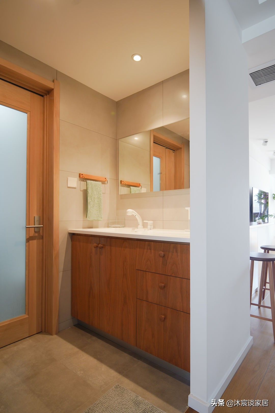 她把家布置得复古又温馨，室内被绿植环绕，这样的家，住着真舒服