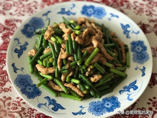 蒜薹炒肉嫩滑不老的妙招,蒜薹炒肉怎么不咸