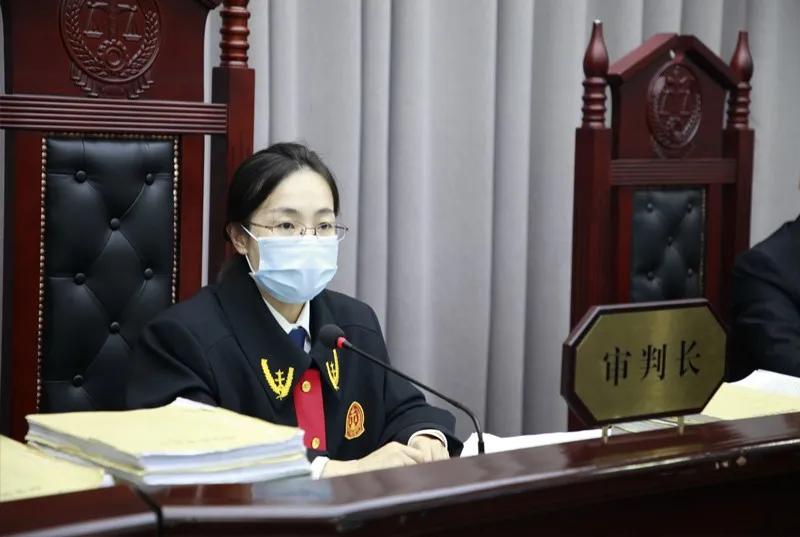 进了投资微信群,里面全是托!宿豫法院公开审理封勇华等34人诈骗案