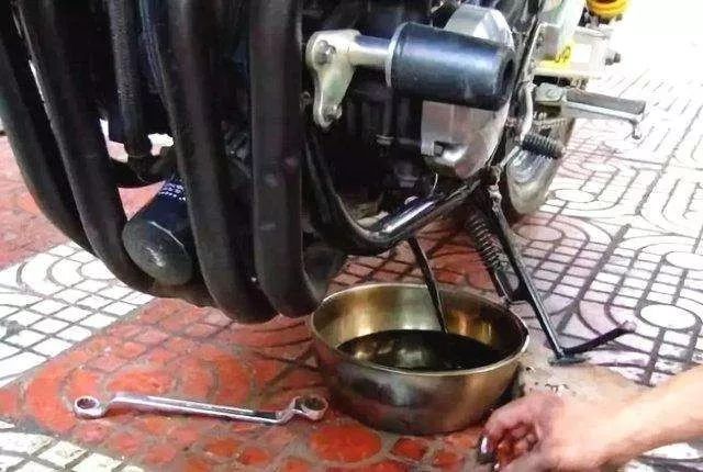 摩旅车坏路上自己动手排除故障,摩旅路上车坏了怎么办