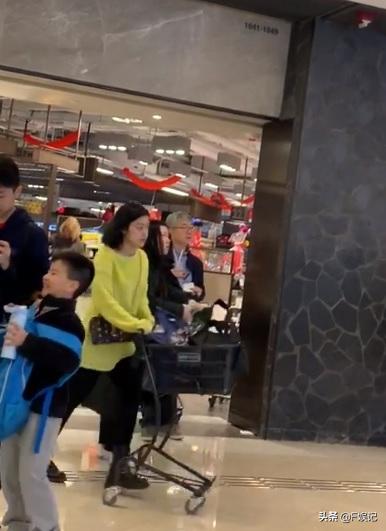 钟镇涛给妻子庆生,钟镇涛婚姻视频