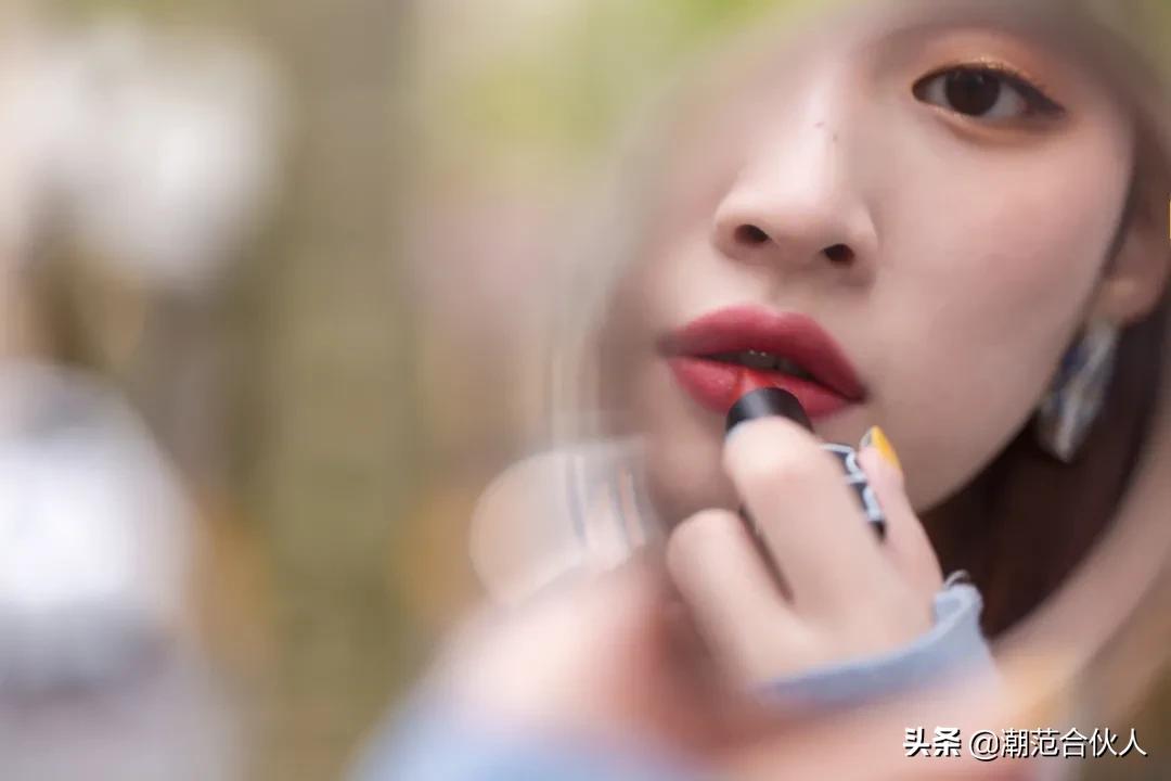 李佳琦omg这个产品也太好用了吧,李佳琦被称为美妆界的代名词