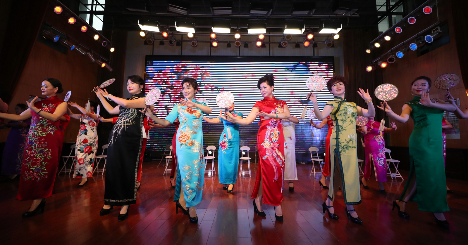 襄阳迎春晚会直播,襄阳市迎春联欢晚会精彩上演