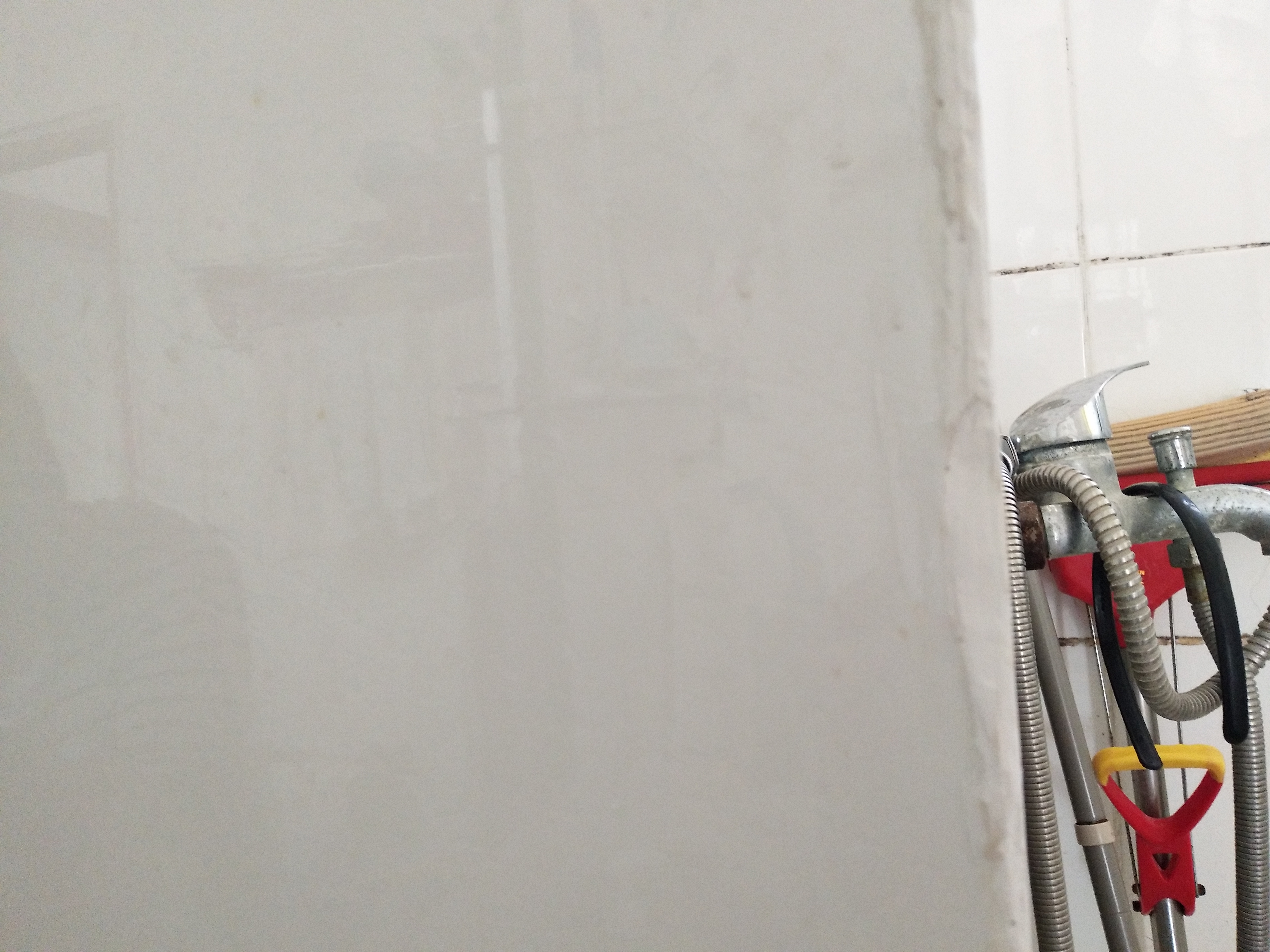 瓷砖裂缝用牙膏填补靠谱吗,白色墙面有裂缝用牙膏修补