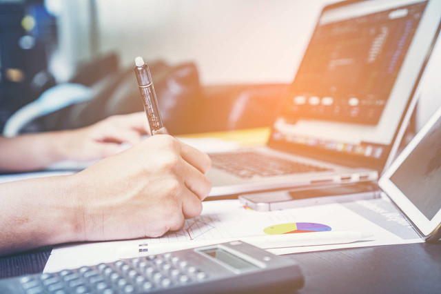 电脑为什么会闪退黑屏,电脑为什么会闪退软件