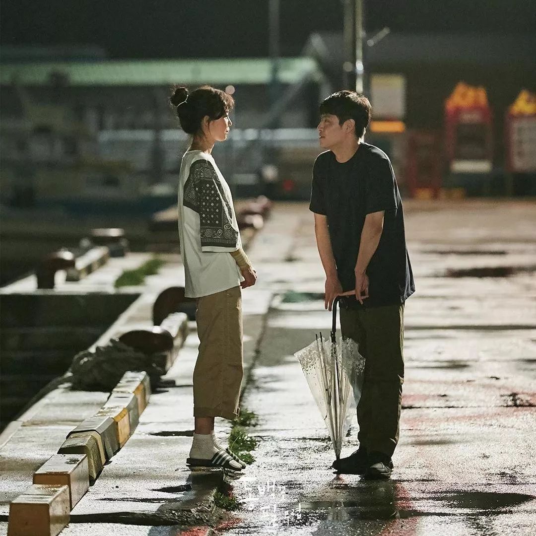 韩剧女主连衣裙穿搭,韩剧中冬天碎花半身裙