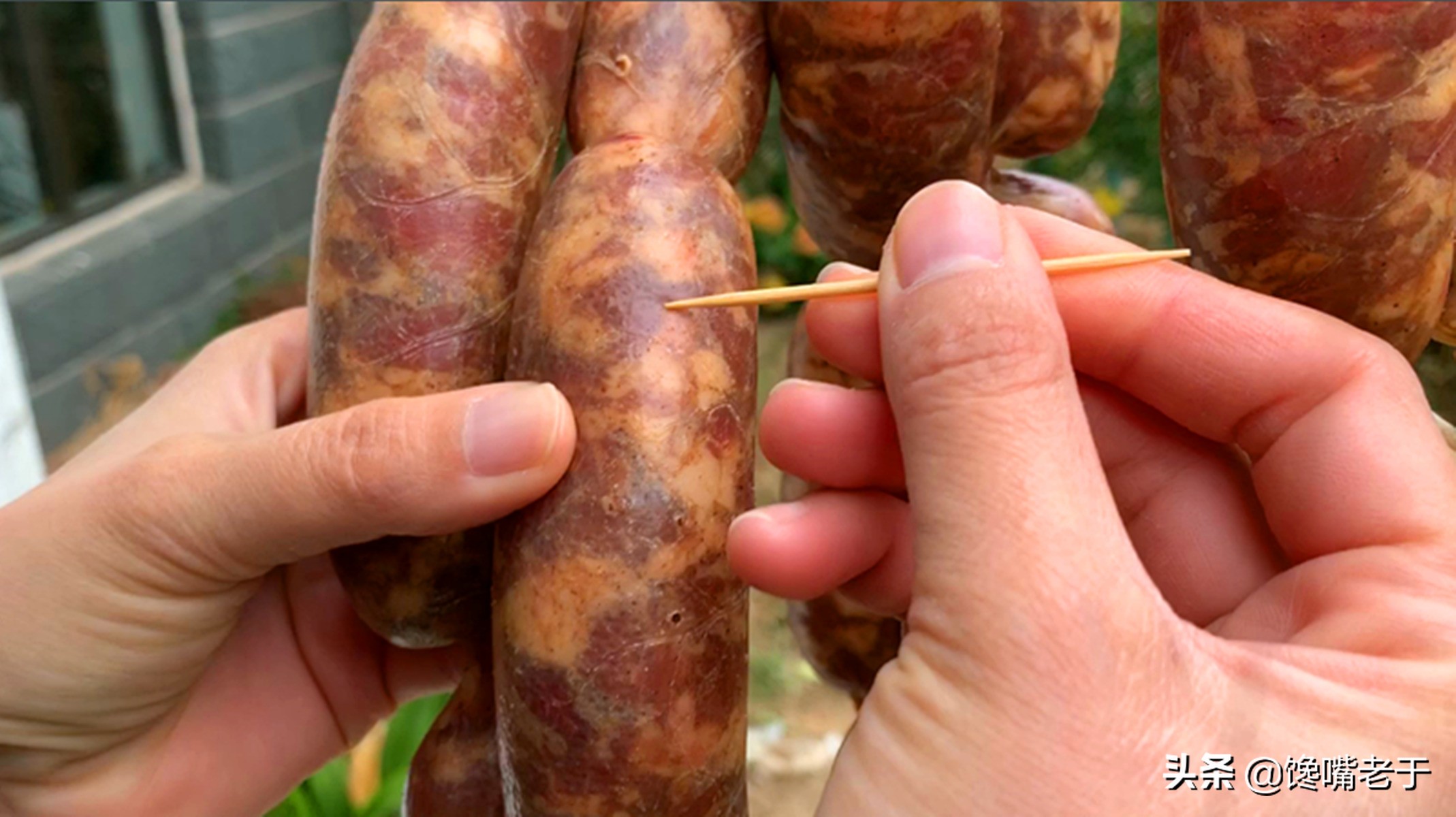 灌香肠时，记住这个加盐比例！灌出来的香肠鲜香好吃，还不发霉