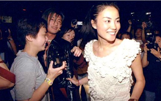 谢霆锋十几岁就喜欢王菲吗,谢霆锋14岁唱的歌