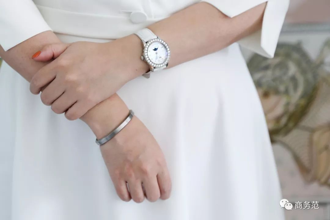 瑞典皇家配饰品牌,几百块戴出万元质感,金色手镯男女戴都好看