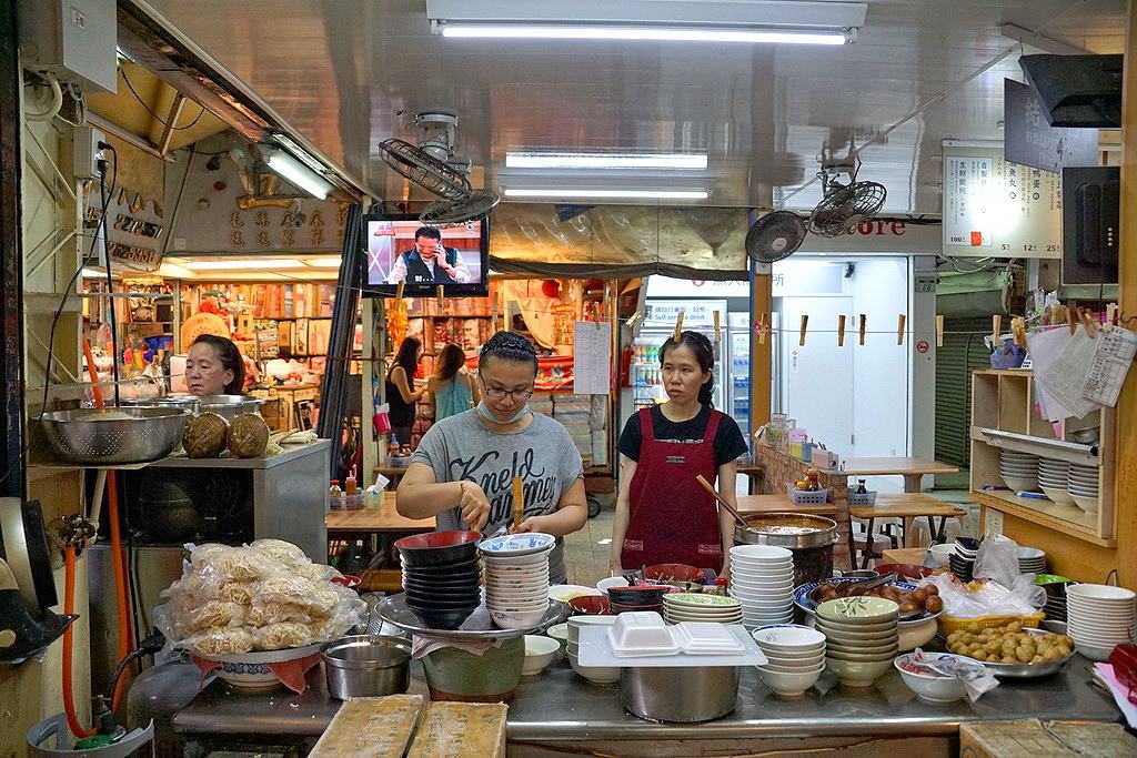 大连小哥毕业经营小吃摊，攒钱开店后，老顾客跟着找过来