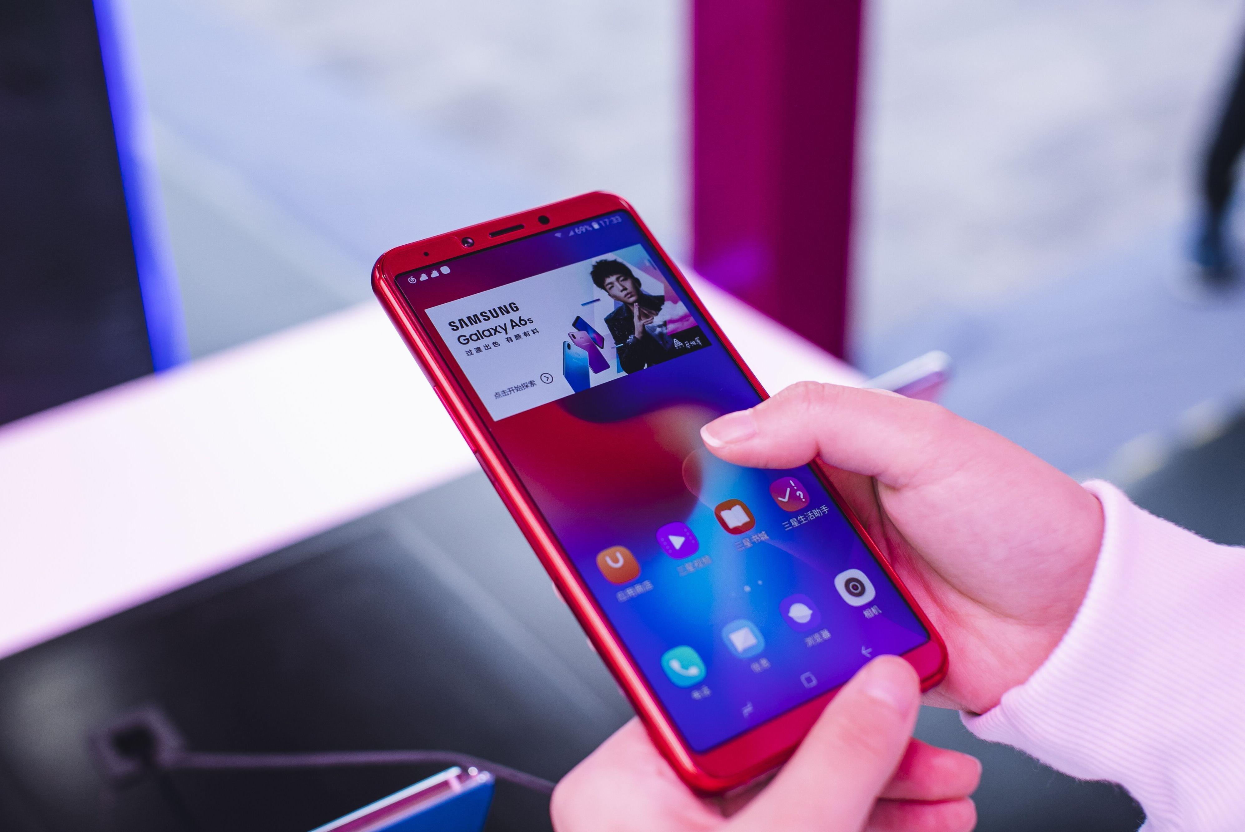 三星坐不住了，双面玻璃+6GB+64GB跌至999，性价比不输红米