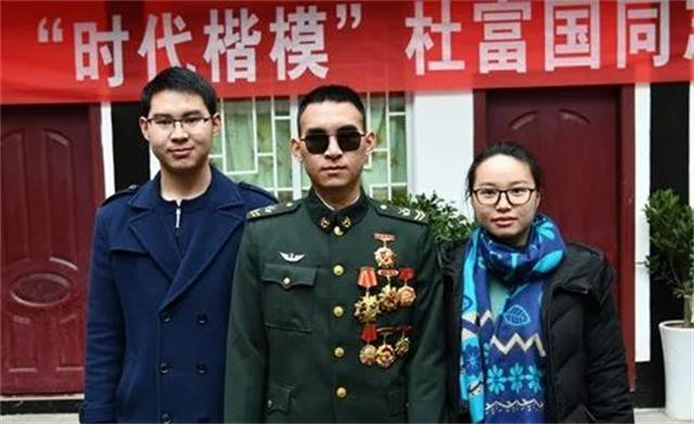 2019年八一勋章杜富国,杜富国颁发奖章全过程