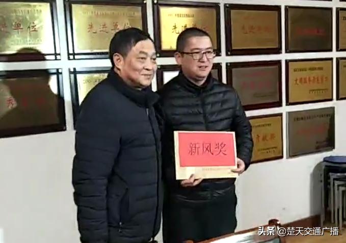 的哥深夜捡4000多元现金寻失主,的哥捡到15万元现金主动报警归还