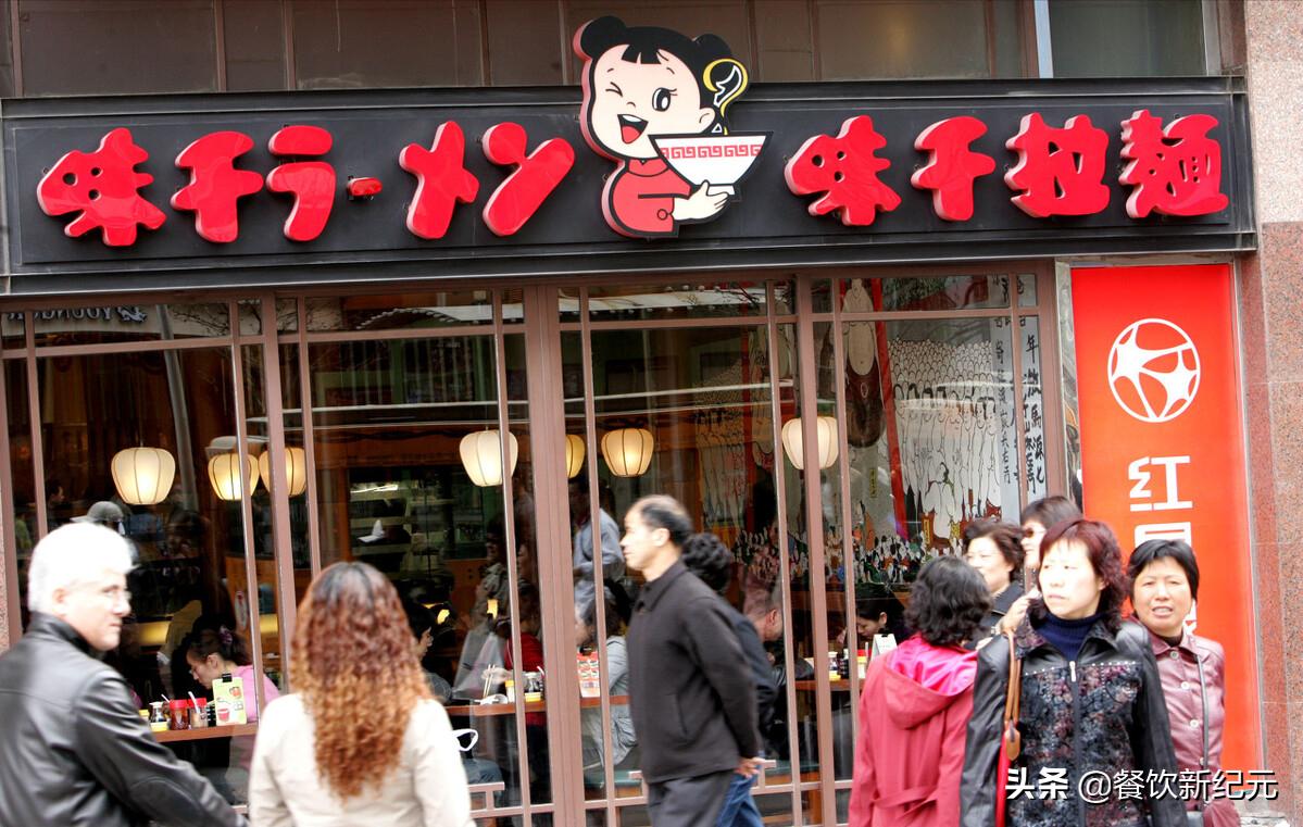 排队一小时就为了吃这碗黑色拉面,为什么吃一碗拉面需要排队几小时