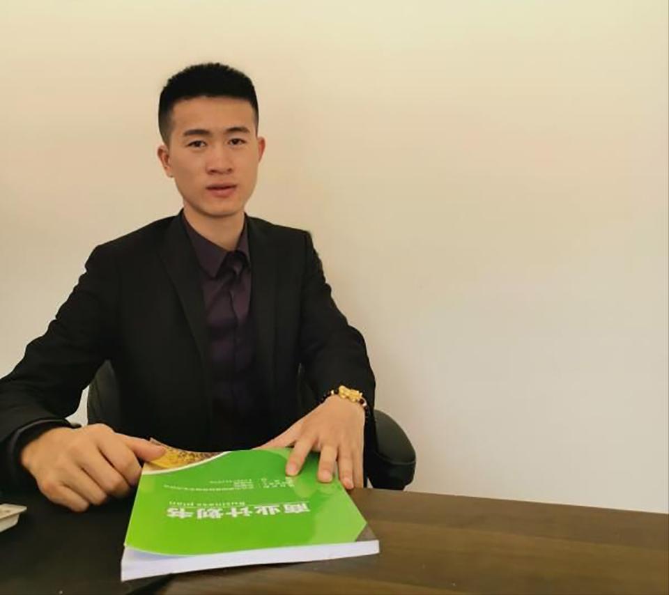 80后创业养殖青蛙视频,农民养青蛙致富项目