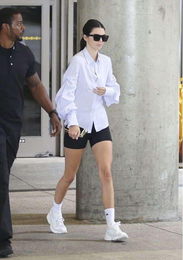 夏天的牛仔短裤照样能清爽又时髦,夏日必备短裤推荐女款图片