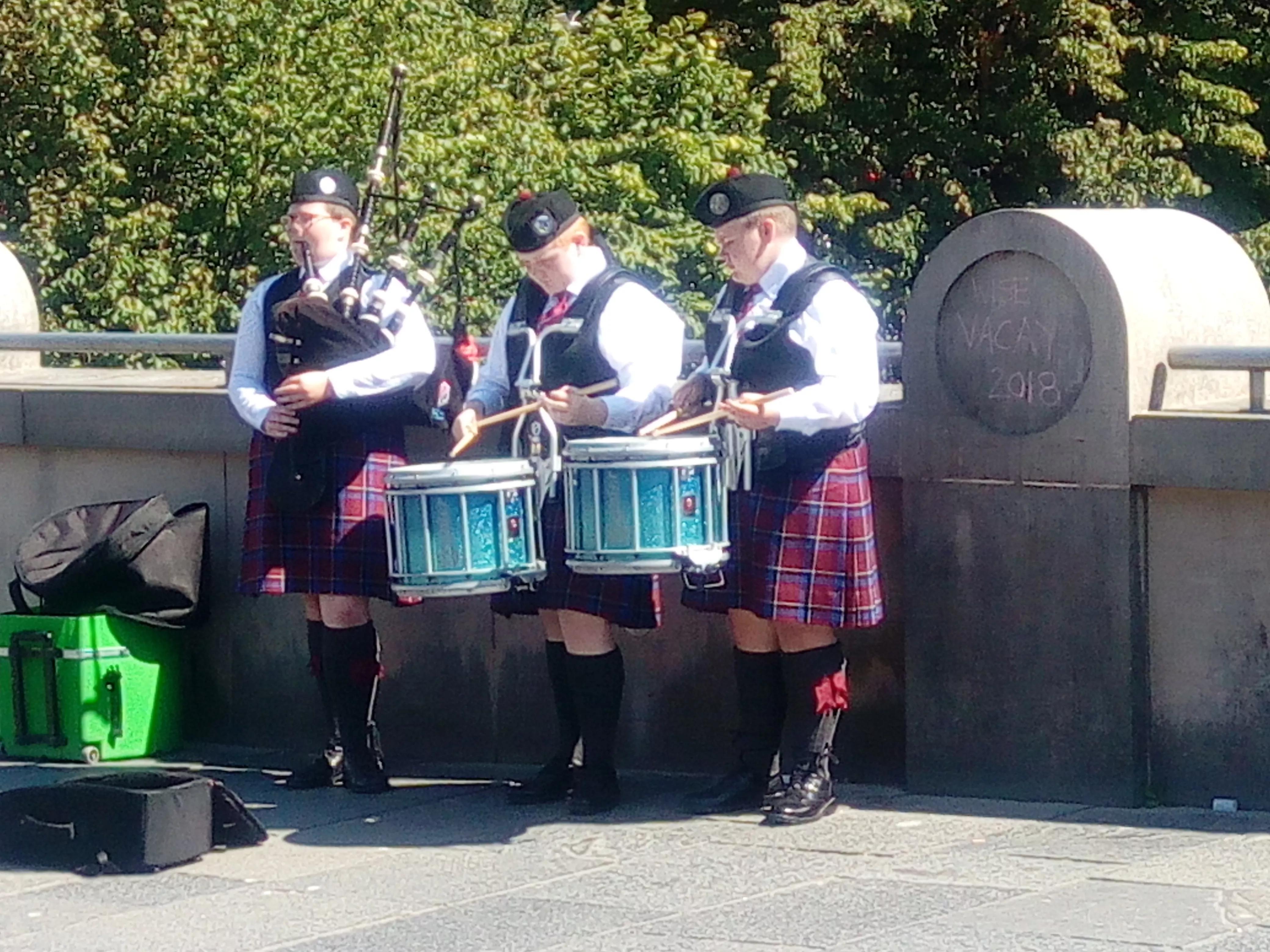 吉米，一位英国开旅游大巴的司机，坐他的车，快乐无比