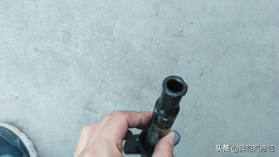 二手车发动机下面漏油后续怎么办,二手车漏油怎样看
