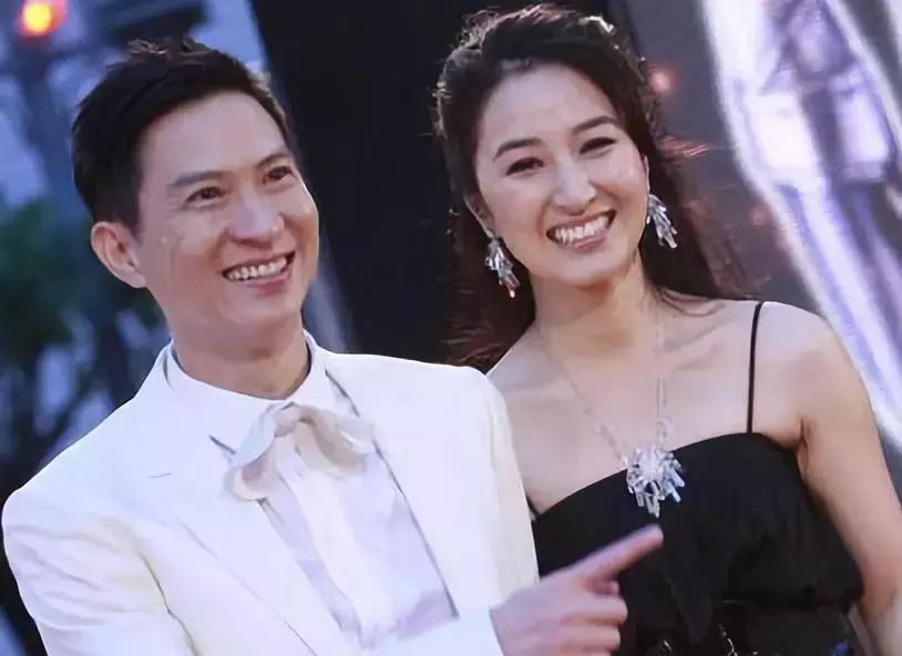 一代天后张柏芝,50岁关咏荷素颜出街竟宛如少女